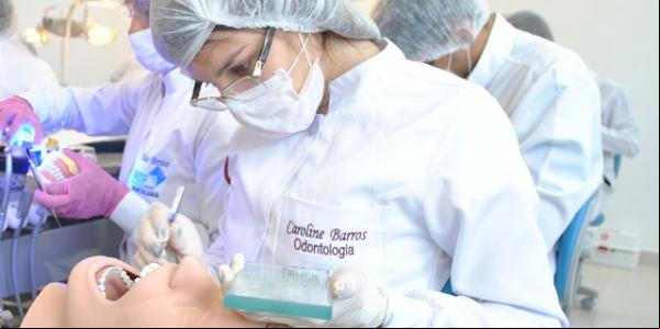 Acadêmicos do curso de Odontologia da FAESF realizam atividades práticas em laboratório.(Imagem:FAESF )