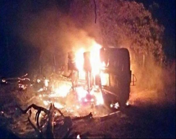Caminhão tanque capota, pega fogo e motorista morre carbonizado na BR-343.(Imagem:florianonews.piauiconectado.com)