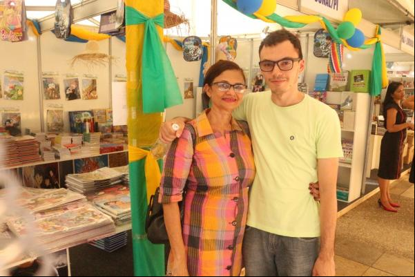 Mãe e filho visitaram a feira de livros do Salipi neste sábado (02); hoje universitário, João Gabriel reconhece o Salipi como pilar na sua formação.(Imagem:Roberto Araujo/G1)