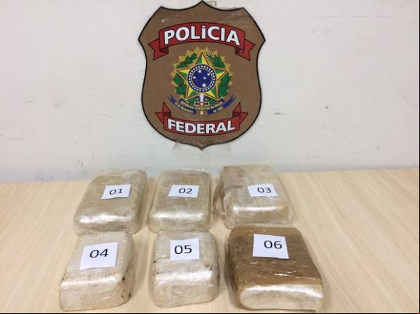 Mais de quatro quilos de coca em pasta estavam escondidos em de carro.(Imagem:Divulgação/PF)
