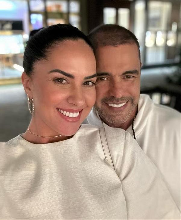 Zezé Di Camargo posou com Graciele Lacerda em viagem e visual chamou atenção da web.(Imagem:Reprodução/Instagram)