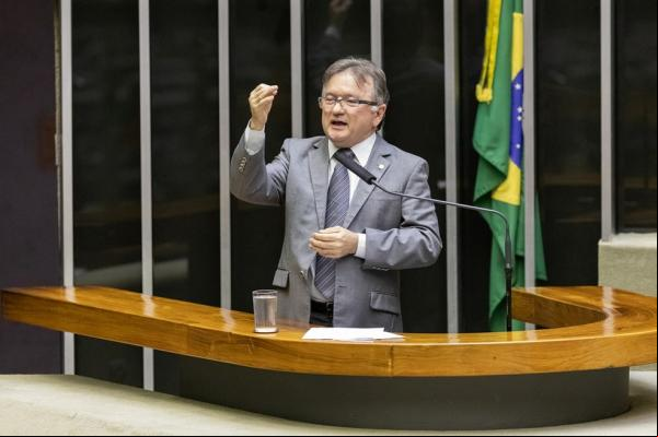 Deputado Merlong Solano assumiu a vaga de Assis Carvalho nesta quarta-feira (8).(Imagem:Arquivo Pessoal/Merlong Solano)