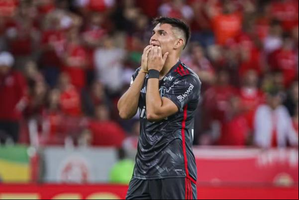 Alcaraz se lamenta em Internacional x Flamengo pela grande chance perdida.(Imagem:Maxi Franzoi/AGIF)