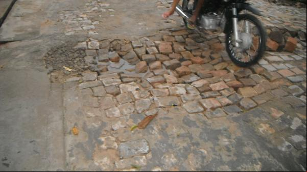 Buracos nas ruas de Floriano causam transtornos à população.(Imagem:FlorianoNews)