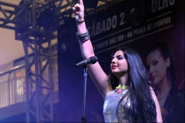 Cantora piauiense Luana Campos é finalista para seletiva nacional do Karaoke World Championship.(Imagem:Isabela Sipaúba/ Divulgação)