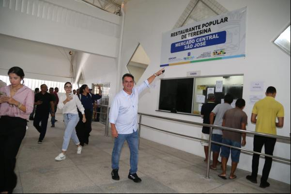 Ciro percorre ruas do Centro, tem contato com populares e almoça no Restaurante Popular.(Imagem:Divulgação)