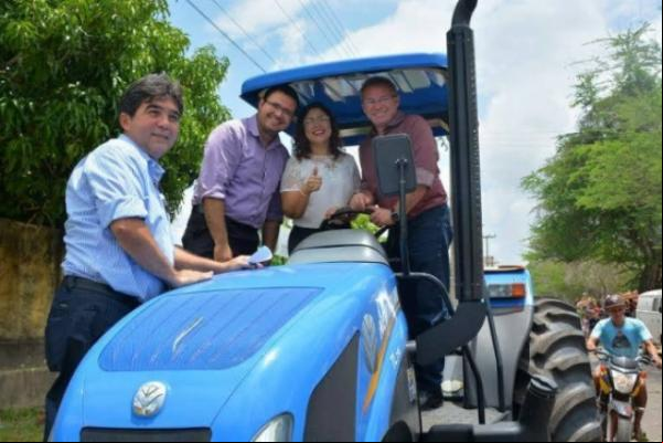 O município também recebeu trator e implementos agrícolas.(Imagem:Ascom SDR)