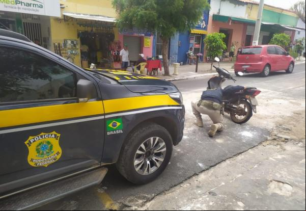 PRF em Floriano apreende veículo com sinais identificadores adulterados(Imagem:Divulgação/PRF)