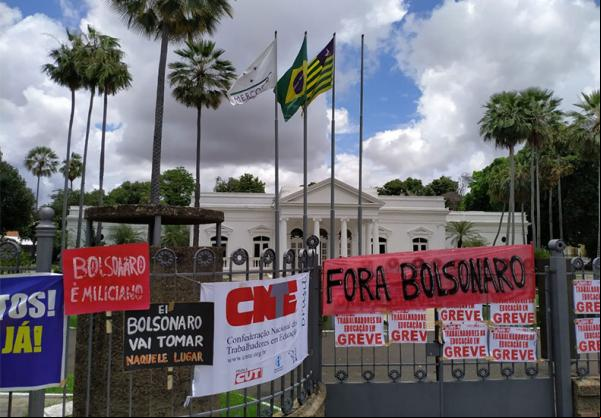Em greve, professores do Estado acampam por tempo indeterminado no Palácio de Karnak.(Imagem:Valmir Macêdo/florianonews.piauiconectado.com)