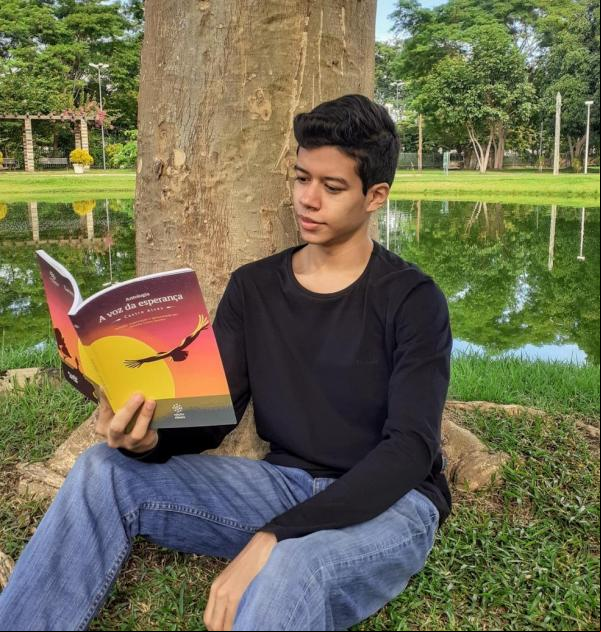 O estudante Lucas Gondim, de 19 anos, foi um dos candidatos do Enem 2021 que conseguiram boa nota na redação. Com 980 pontos, o jovem, que trancou um curso superior após o primeiro(Imagem:Reprodução)