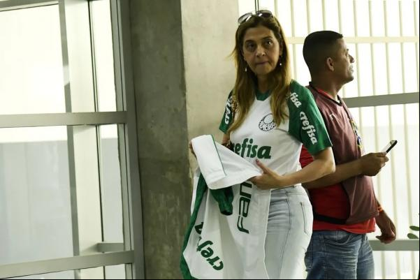 Leila Pereira antes de Palmeiras x Santos(Imagem:Marcos Ribolli)