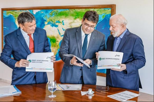 Governador Rafael Fonteles apresenta projetos para o presidente Lula.(Imagem:Ricardo Stuckert)