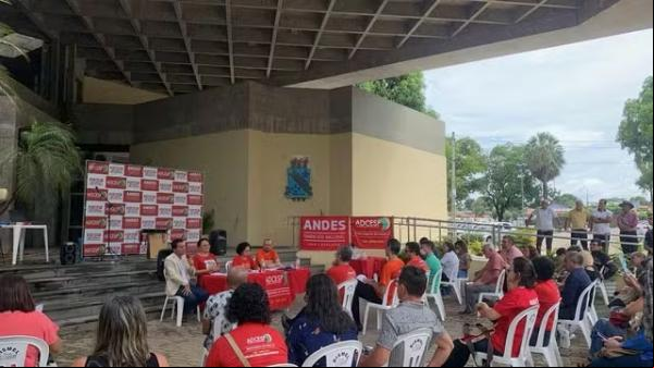 Professores da Universidade Estadual do Piauí (UESPI) fazem assembleia e decidem continuar a greve.(Imagem:Adcespi)