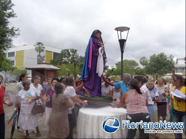 Mulheres participaram da Procissão da Senhora da Soledade em Floriano.(Imagem:FlorianoNews)