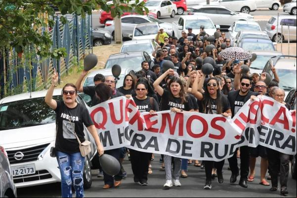 Grupo fez protesto e caminhada em direção ao TJ-PI pedindo justiça pela morte de Rudson Vieira. (Imagem:Glayson Costa /G1 PI )