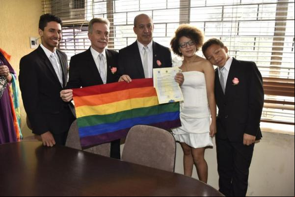 10 anos de casamentos homoafetivos no país. Toni Reis, David Harrad e filhos. Foto divulgação. (Imagem:Divulgação)