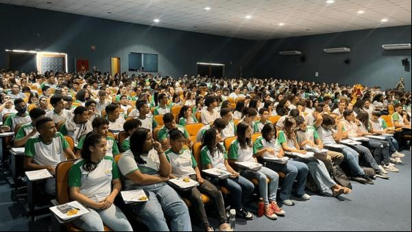 Cerca de 500 alunos tiveram o a aulas de Química, Biologia, Física e Matemática.(Imagem:Divulgação)