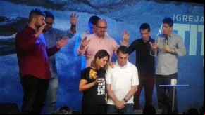 Michelle Bolsonaro e Jair Bolsonaro num culto evangélico: ela o aproximou dos fiéis.(Imagem:Reprodução/Instagram)
