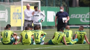 Maurício Galiotte e Abel Ferreira em conversa com o elenco do Palmeiras(Imagem:Cesar Greco / Ag. Palmeiras)
