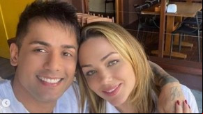 O sertanejo Tiago Piquilo, da dupla com Hugo, contou sobre a cirurgia de aumento peniano que ele realizou em julho de 2021, e a reação da namorada, a cantora Tânia Mara.  ?Não most(Imagem:Reprodução)