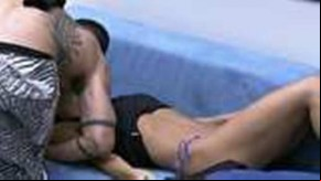 Yuri dá um beijo em Laisa após treino.(Imagem:Reprodução)