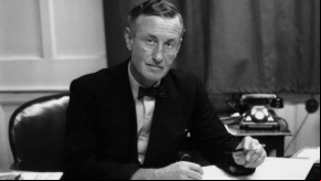 Ian Fleming escreveu os romances originais de James Bond que inspiraram a franquia de filmes(Imagem:Reprodução)
