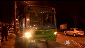 Criminosos entraram no ônibus próximo a um shopping na Zona Leste.(Imagem:G1 PI)