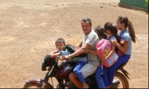 Pai levando filhos de volta pra casa - Localidade Canto da Palmeira(Imagem:Portalr10)
