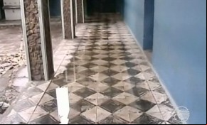Água invadiu várias salas e derrubou o forro.(Imagem:G1 PI)
