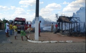 Bombeiros apagando as chamas(Imagem:fotografo amador)