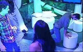 Jonas dá uma reboladinha e Kelly desconfia.(Imagem:Reprodução)
