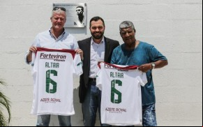 Mário Bittencourt, presidente do Flu, com Peri e Jair Marinho (à direita) em homenagem a Altair no CT tricolor(Imagem:Lucas Merçon / Fluminense)