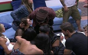 Analice e Jakeline se abraçam depois de serem indicadas para o Paredão.(Imagem:Reprodução)