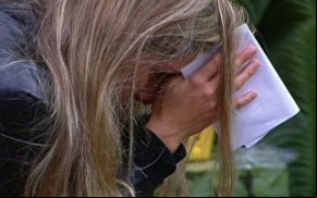 Renata chora sozinha no Quarto Selva.(Imagem:Reprodução)