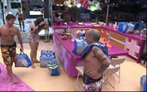 Brothers comemoram compras da semana no Mercado BBB.(Imagem:Reprodução)