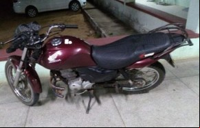 Polícia encontra moto que foi roubada em uma casa abandonada.(Imagem:Divulgação)