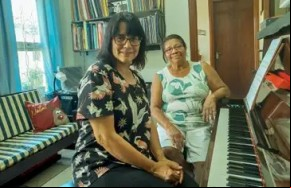 Maria José Febraro (direita), de 75 anos, encontrou em Almerinda semelhanças com sua própria história. Ao seu lado, a professora de piano Renata Sica. (Imagem:Renata Sica/Arquivo pessoal)