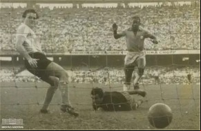 Pelé, Fotografia de um dos gols marcados pelo Brasil na vitória sobre a Argentina em jogo válido pela Copa Roca de 1957.(Imagem:Arquivo Nacional/ Correio da Manhã)