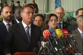 Bolsonaro quebra silêncio, condena bloqueios e fala de