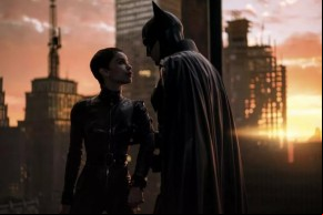 Zoë Kravitz e Robert Pattinson em cena de Batman(Imagem:Divulgação)