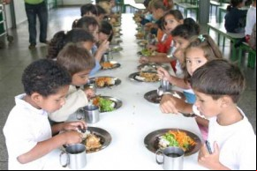 Alunos durante a merenda(Imagem:Ilustração)