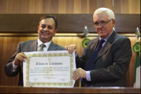 Valmir Falcão recebe titulo de cidadão piauiense(Imagem:Alepi)