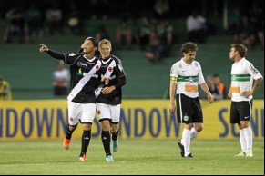 Romário e Marlone comemoram primeiro gol do Vasco.(Imagem:Gazeta do Povo)