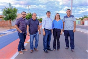 Governador entrega veículo para ADAPI e visita obras de mobilidade em São Raimundo Nonato.(Imagem:Roberta Aline)