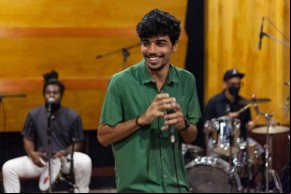 El Pavuna põe bolero de João Bosco e Abel Silva na roda de samba(Imagem:Reprodução)