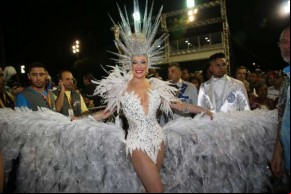 Claudia Raia desfila ao lado dos filhos e do namorado.(Imagem:MSN)