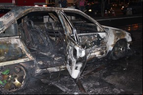 Veículo pegou fogo em frente ao McDonalds da avenida Dom Severino, no Bairro de Fátima. Carro ficou destruído.(Imagem:Divulgação)