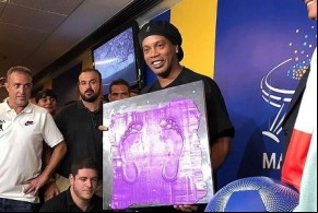 Com samba, Ronaldinho põe pés na calçada da fama do Maracanã.(Imagem:Divulgação)