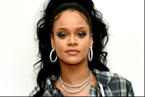 Homem é detido após invadir e ar a noite na casa de Rihanna.(Imagem:Estrelando)