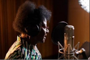 Alaíde Costa canta Gilberto Gil e Ivan Lins em álbum feito sob direção musical de Gilson Peranzzettt(Imagem:Divulgação)